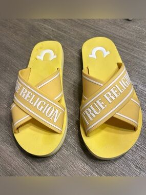 True Religion Women’s Yellow Crossband Slide Sandals, Sz. 6.
